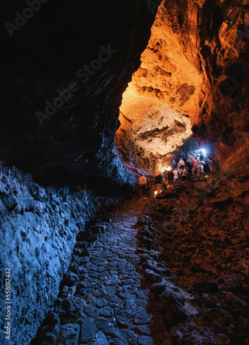 Besucher erreichen den Ausgang der Lavahöhle Cueva de los Verdes auf Lanzarote