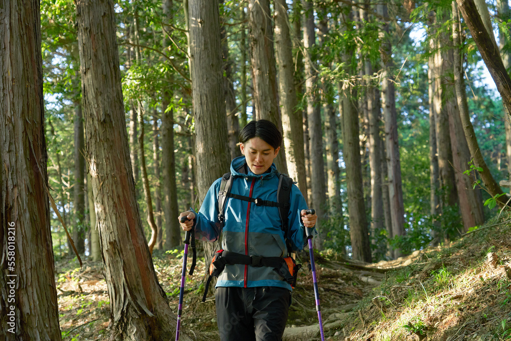 下山する男性登山者 下山する男性登山者
