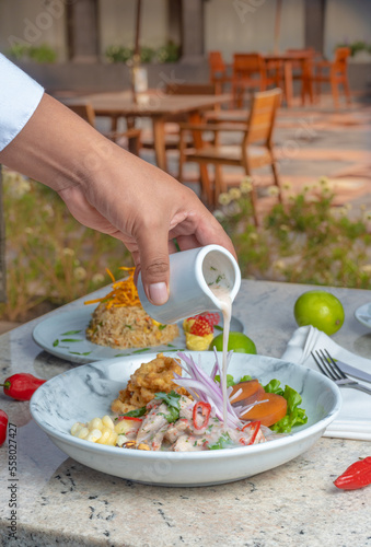 Fotografías de platos de ceviche carretillero la mesa de un restaurante en el norte del Perú
