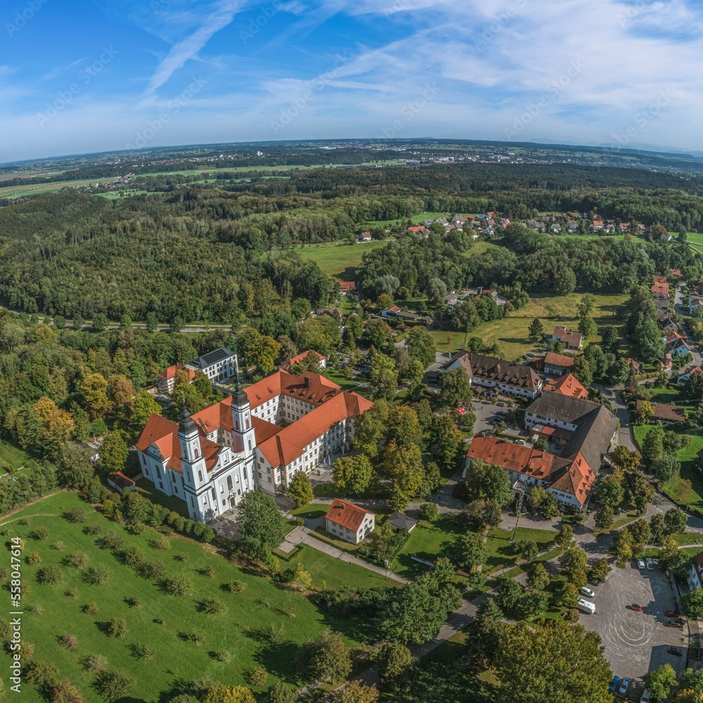 Sonniger Herbstnachmittag über dem ehemaligen Kloster Irsee im Ostallgäu
