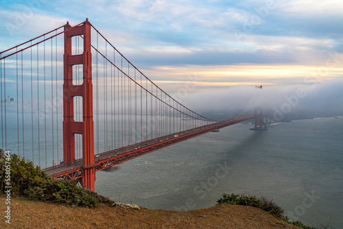 Canvas-taulu Sunset view of the Golden Gate Bridge and fog from Battery Spencer
