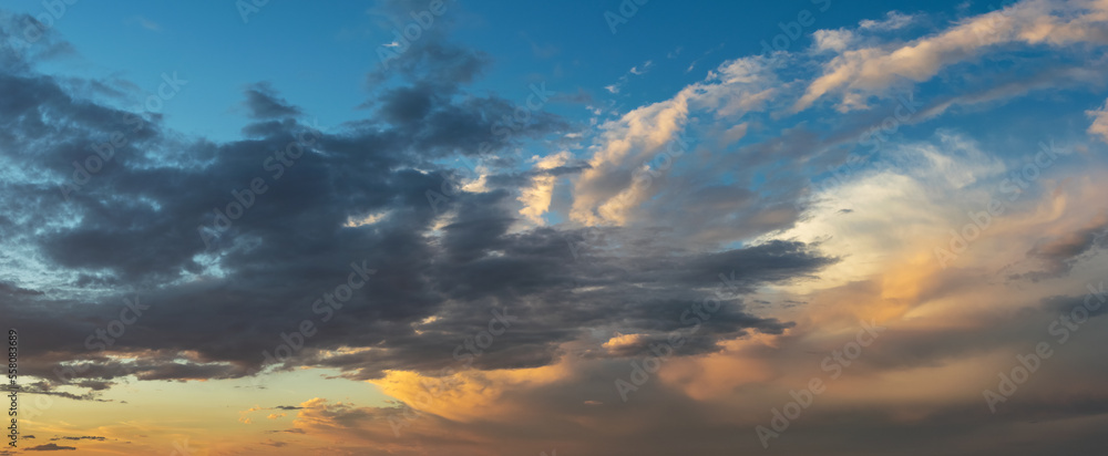 Obraz premium Sky with colorful and vivid sunset clouds. Natural background.