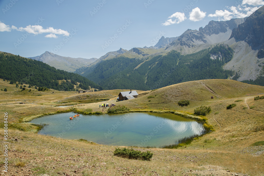Lac de Gignoux. Lac de montagne. La vallée des fonts de Cervières en été. Une vallée sauvage préservée.