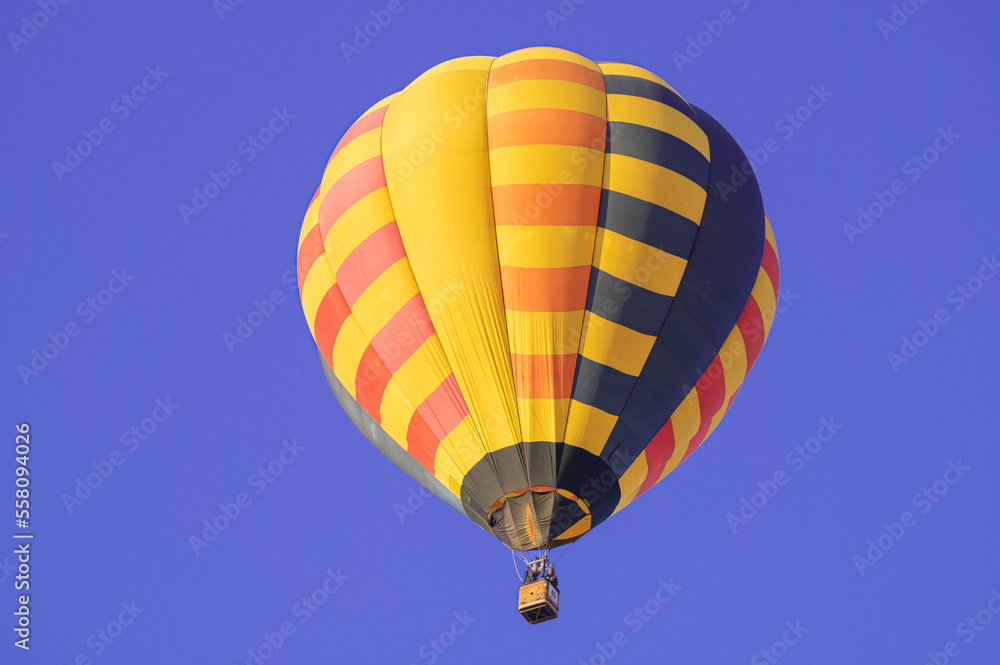 Naklejka premium 快晴の空を飛行する熱気球