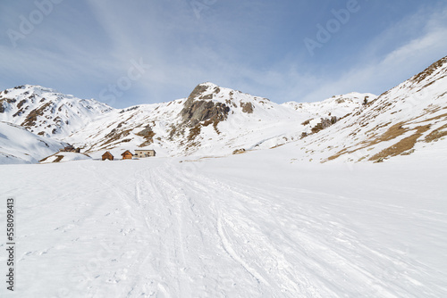 Refuge de Laval dans la vallée de la Clarée dans les Hautes-Alpes en hiver © Lina Taravella
