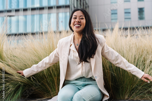 Canvas Print Portrait of happy young asian professional woman in the city - Business freedom