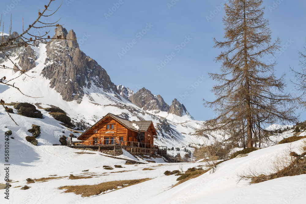 Refuge de Laval dans la vallée de la Clarée dans les Hautes-Alpes en hiver