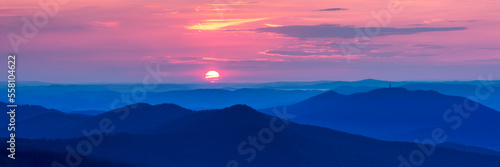 Panorama eines farbigen Sonnenuntergangs über dem bayerischen Wald.