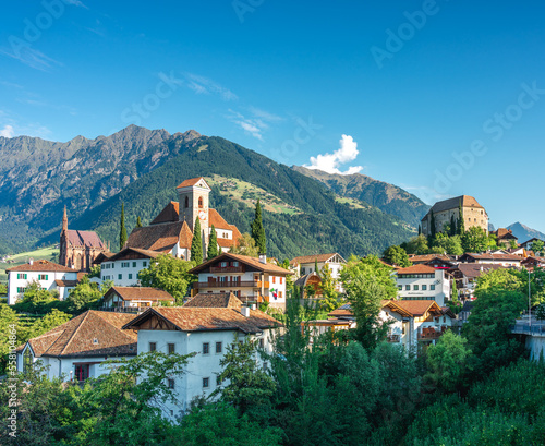 Schenna in Südtirol bei Meran mit Häusern und Bergen bei schönem Wetter.