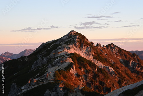 朝焼けに染まる雄大な山、モルゲンロート