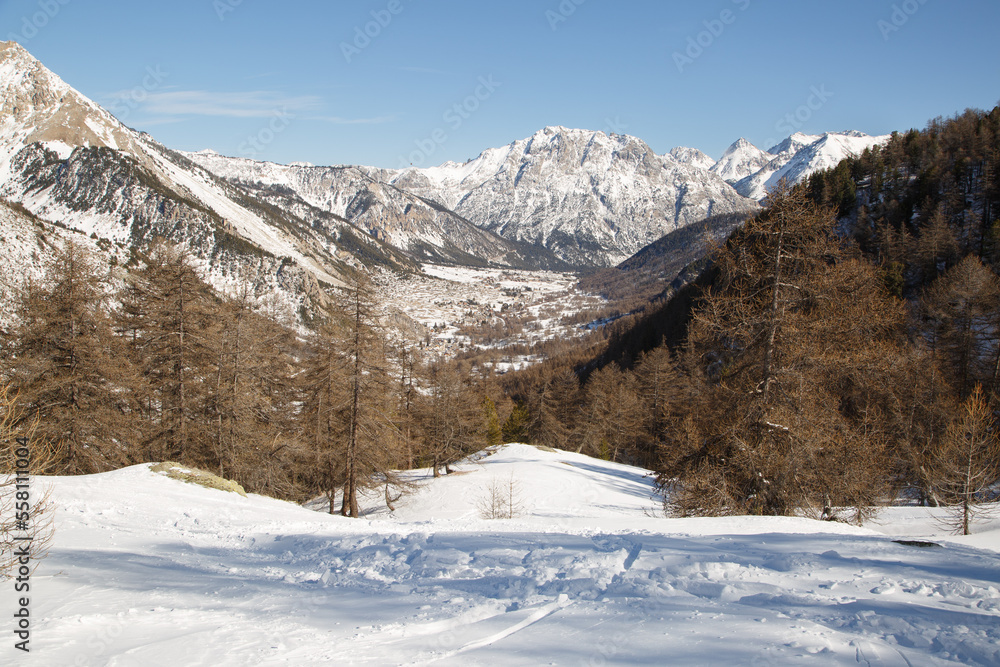 Vallée da la Clarée dans les Hautes-Alpes en France en hiver.