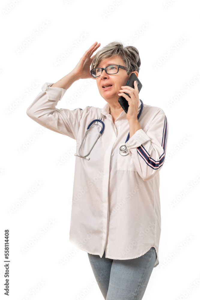 Mujer mediana edad trabajando con Tablet y cartera marrón de cuero sobre fondo blanco, doctora medico