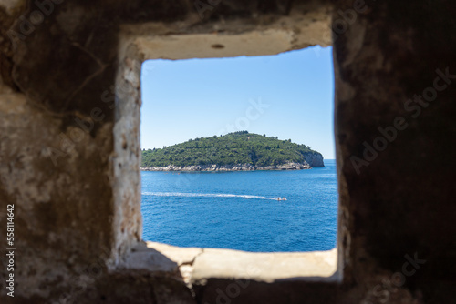 Fototapeta Naklejka Na Ścianę i Meble -  Blue sea seen through a square hole