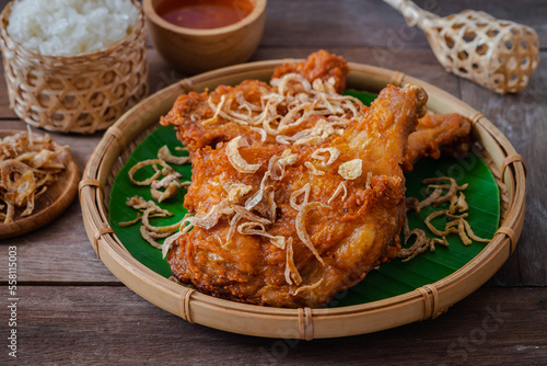 Vászonkép Crispy fried chicken with deep fried shallot on banana leaf in basket (Hat Yai f
