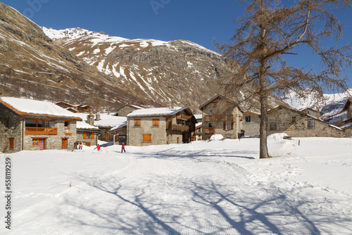 Village français Bonneval sur Arc. Une station de ski dans le parc Vanoise. Maisons en pierre.  © Lina Taravella