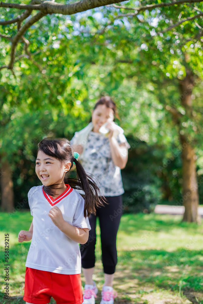 外でランニングをするお母さんと子供 外でランニングをするお母さんと子供