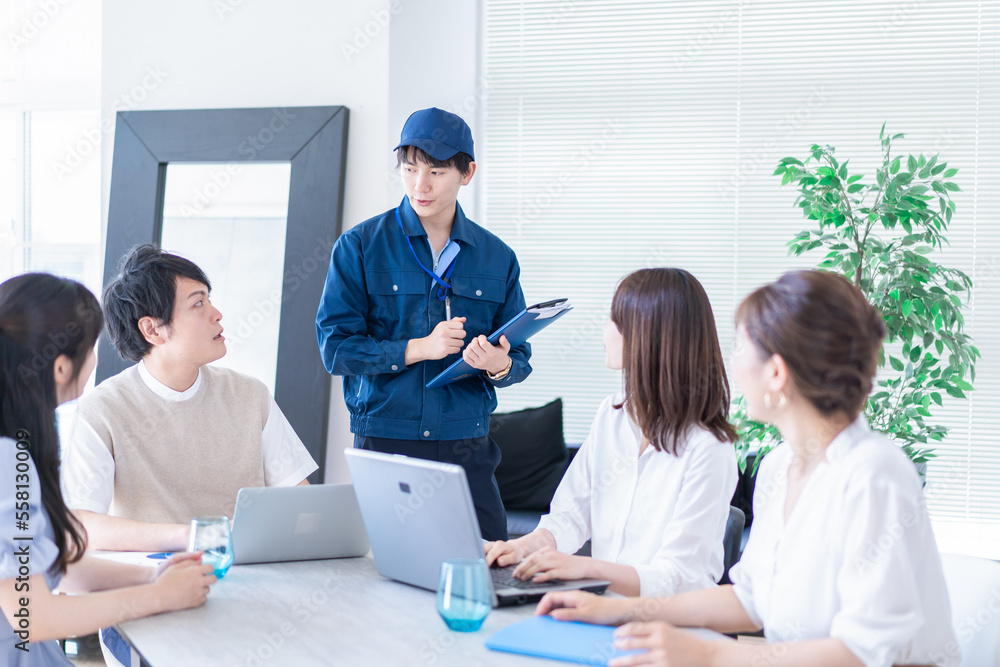 エンジニアと打ち合わせをするビジネスパーソン エンジニアと打ち合わせをするビジネスパーソン