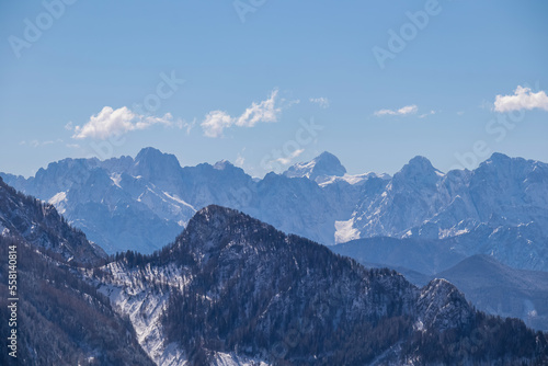 Scenic view of snow capped mountain peak Dobratsch  Julian Alps and the Karawanks  Karawanken  seen from Kobesnock in Bad Bleiberg  Carinthia  Austria  Europe. Winter wonderland landscape on sunny day