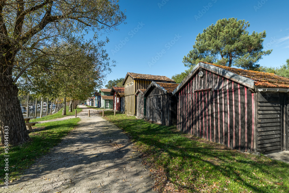 Biganos (Bassin d’Arcachon, France). Les cabanes colorées en bois du port ostréicole Biganos (Bassin d’Arcachon, France). Les cabanes colorées en bois du port ostréicole