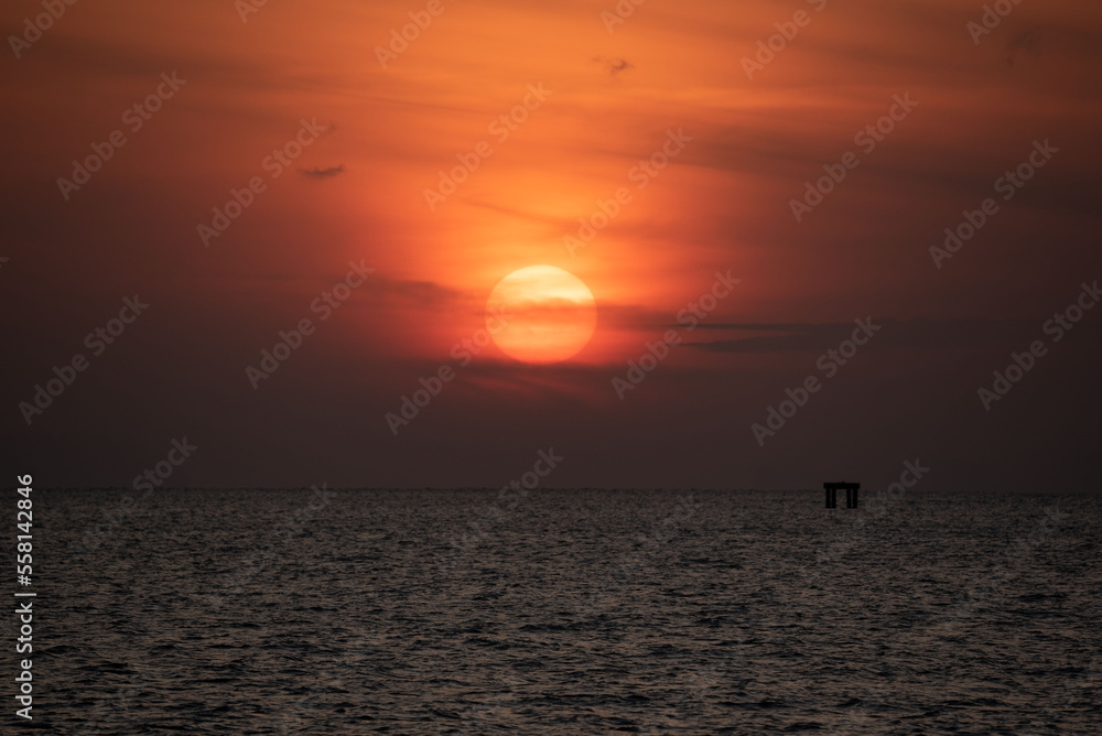 Obraz premium Sunrise in the sea at Phuket city.