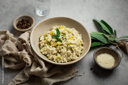 Risotto fait maison crémeux aux poireaux et sauge photo