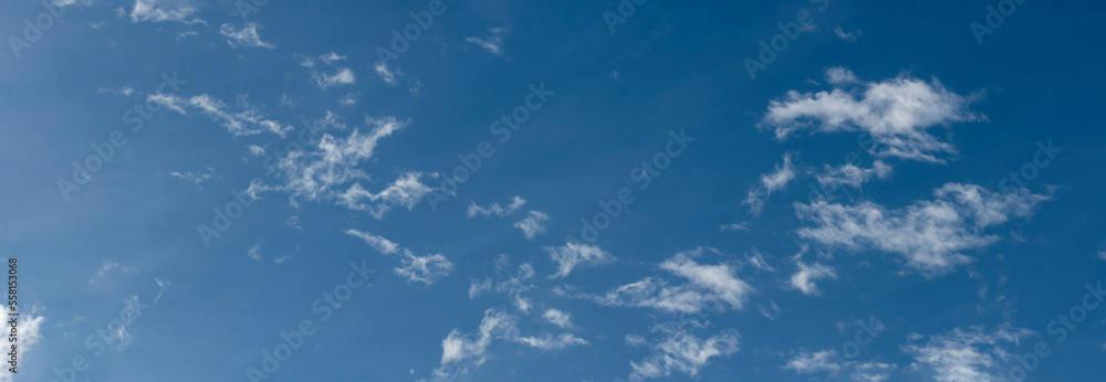 panorama nieba niebieskiego, błękitnego z białymi obłoczkami chmurkami