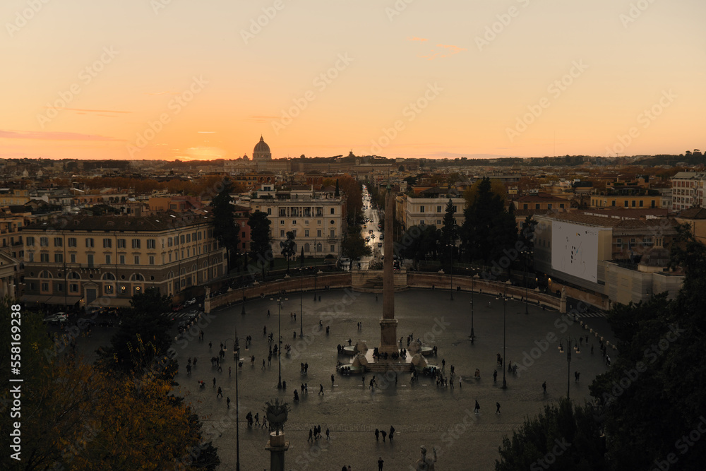Dalla splendida terrazza del Pincio a Roma un romantico  tramonto su piazza del popolo ed il cupolone