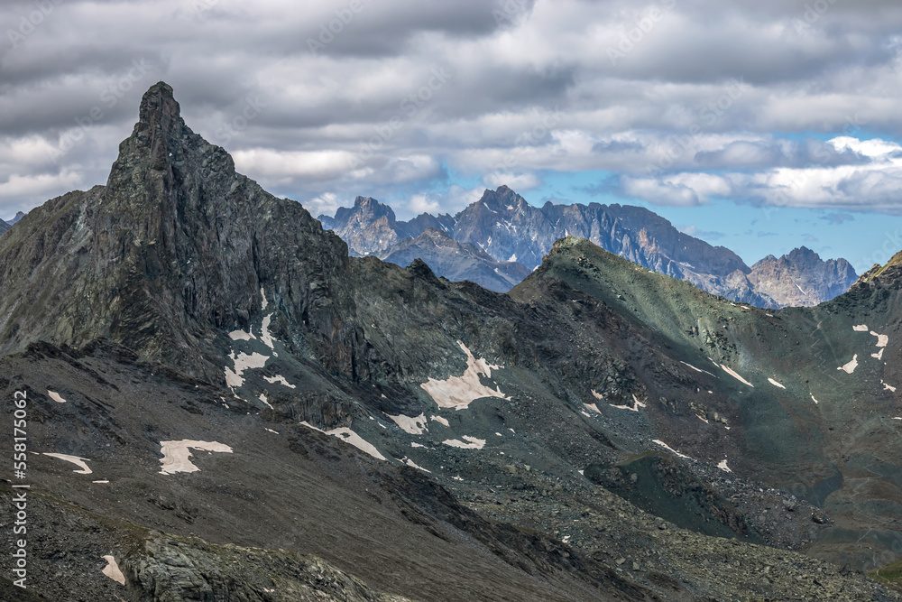 Tête des Toilies , Massif du Chambeyron , Paysage du  Massif du Queyras en été . Hautes-Alpes