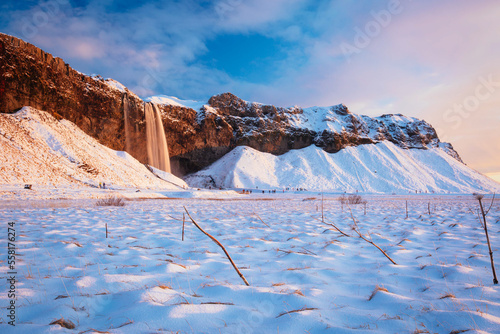 Island, Seljalandsfoss, Wasserfall im Winter mit Schnee