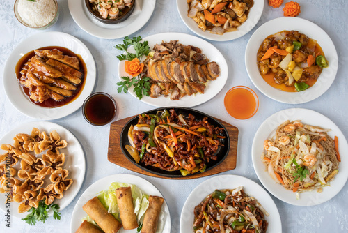 Mesa con diferentes platos de comida. Banquete de comida asiatica