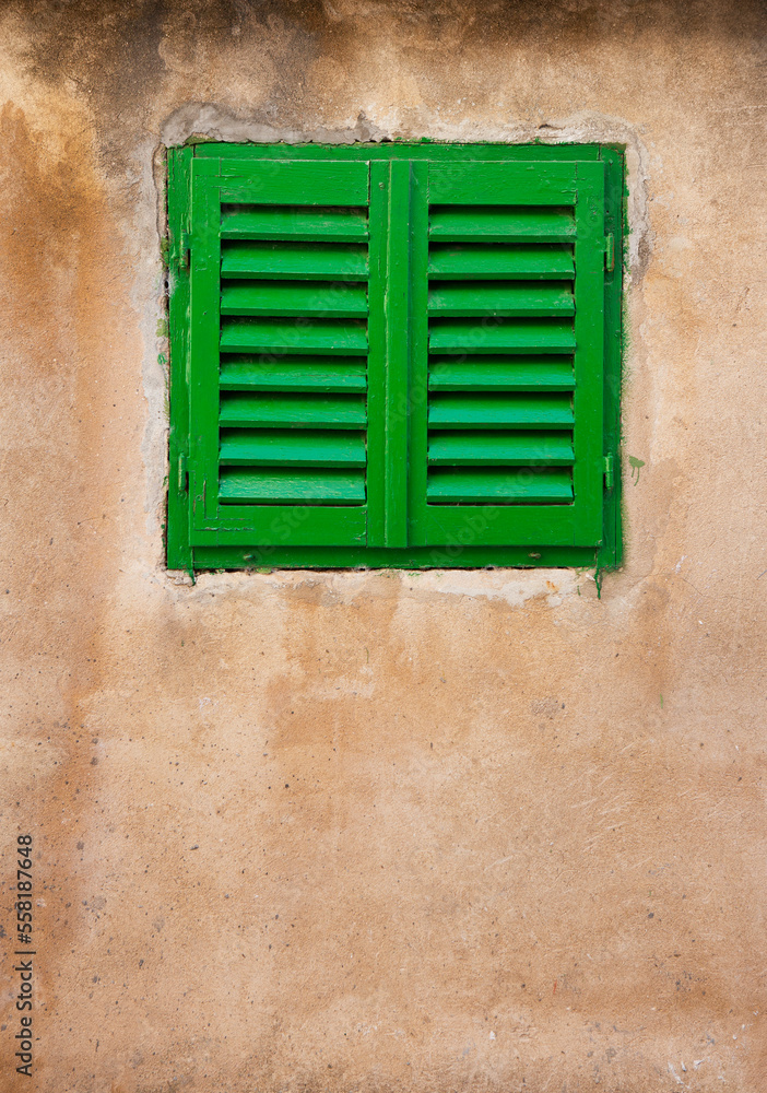 Altes verwittertes Fenster in der Altstadt von Baska,Istrien,Kroatien,