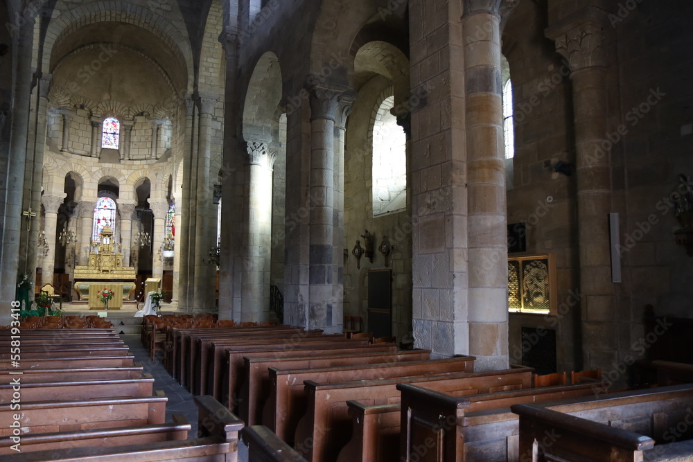 L'église Notre Dame de Saint Saturnin, intérieur de l'église, village de Saint Saint Saturnin, département du Puy de Dome, France