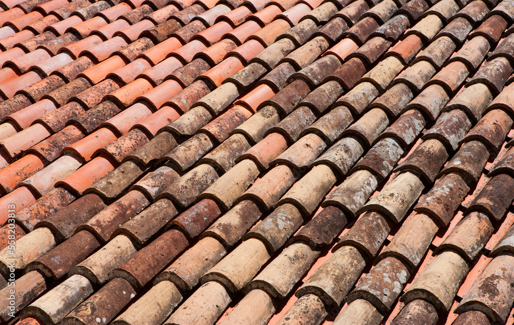 altes verwittertes Ziegeldach