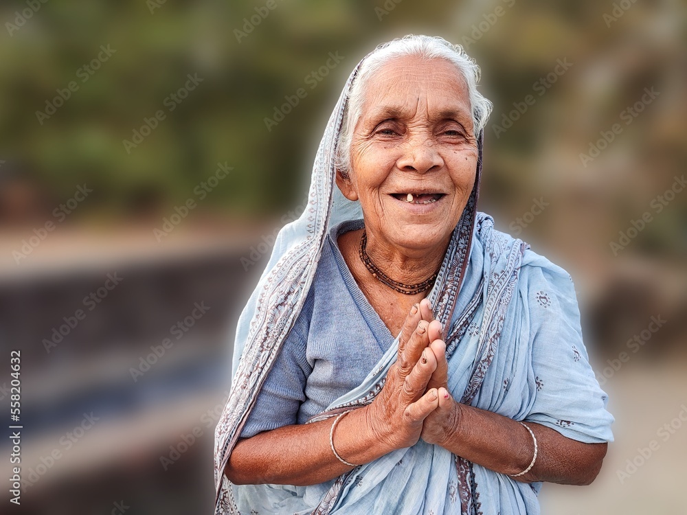 Foto de Old lady woman of the rural area of India, smiling, mother, nanny,  and grandmother, people live in the village of the India and indian culture  do Stock