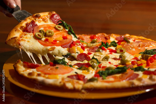 fatia de pizza tradicional italiana com tomate folhas verdes queijo bacon azeitona photo