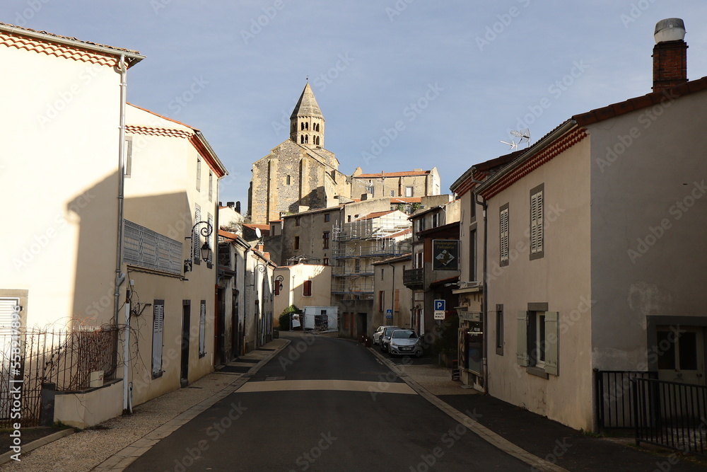Rue typique, village de Saint Saint Saturnin, département du Puy de Dome, France