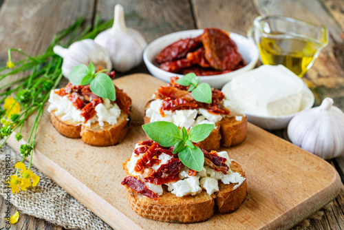 Bruschetta with sun-dried tomatoes, goat cheese and basil