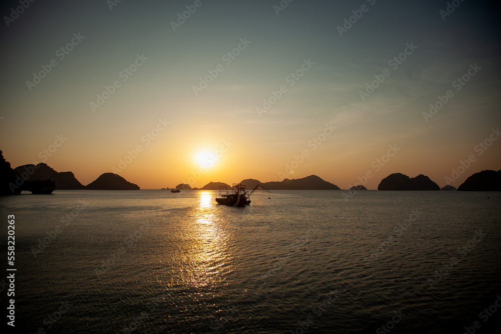 Bateau de pêche dans la mer au Vietnam au coucher du soleil Bateau de pêche dans la mer au Vietnam au coucher du soleil