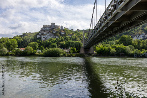 Le Pont suspendu des Andelys avec les ruines du château gaillard en Normandie, Eure