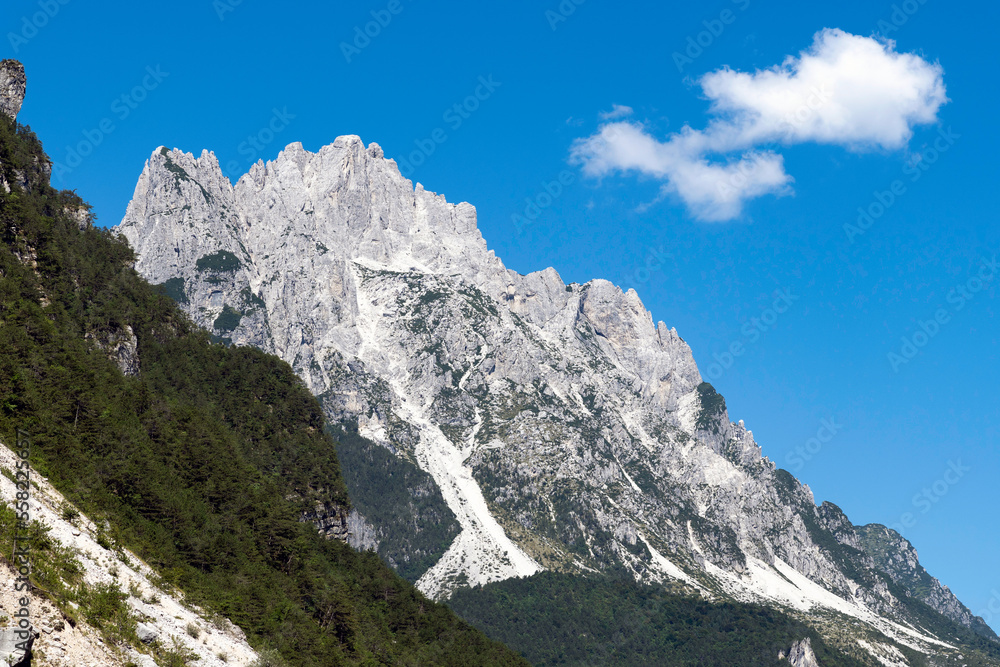 Montagna rocciosa e cielo blu
Val Aupa, Friuli Venezia Giulia 