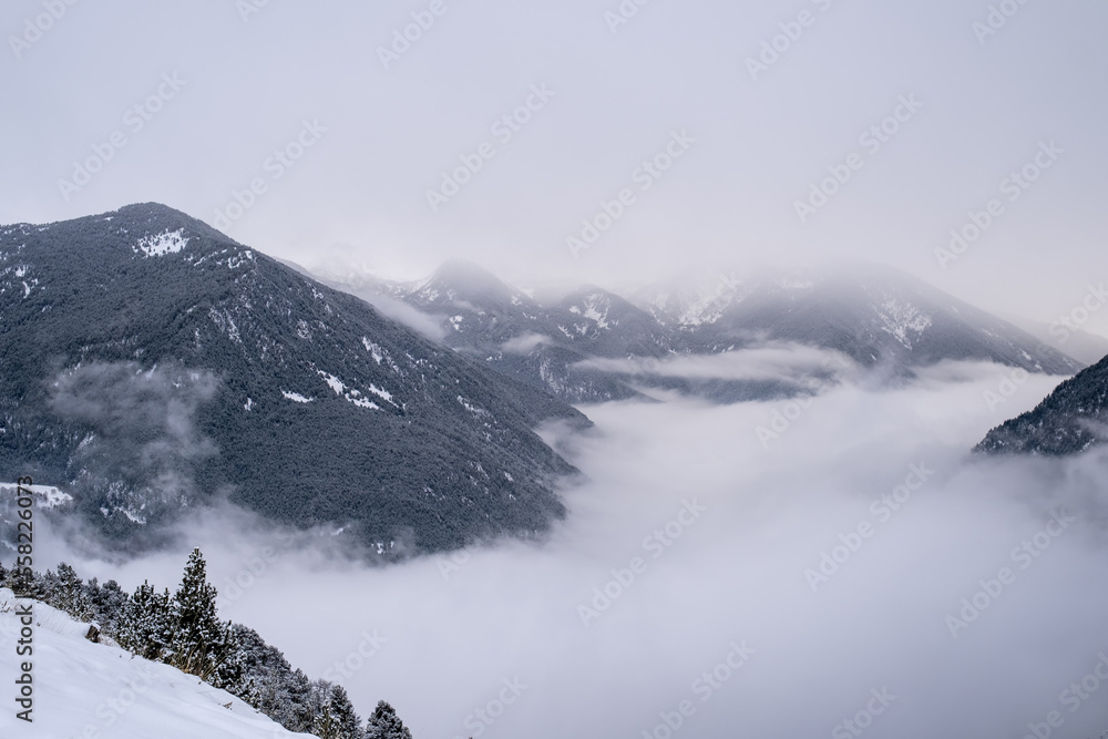 Obraz premium Snowy mountain landscape under the clouds