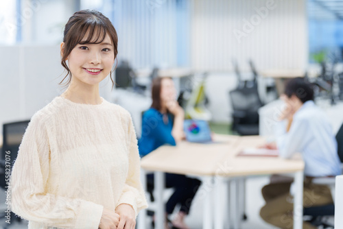 Картината върху платно オフィスで働く若い女性のポートレート