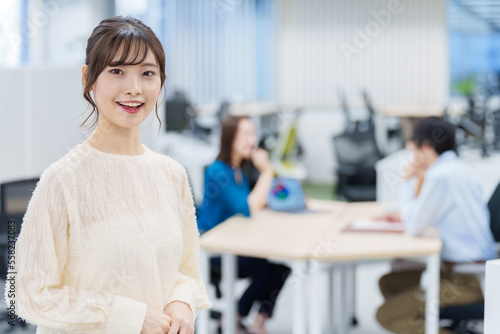 Fototapete オフィスで働く若い女性のポートレート