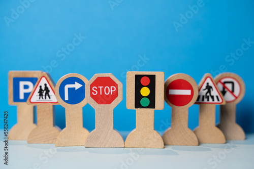 panneau de signalisation code de la route en bois sur fond bleu