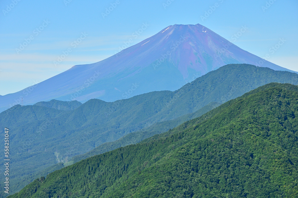 道志山塊の赤鞍ヶ岳　ウバガ岩より夏富士山を望む
道志山塊　赤鞍ヶ岳　ウバガ岩より富士山、右奥から手前へ御正体山、菜畑山

