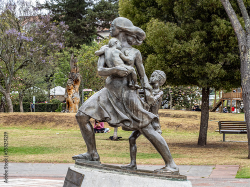 Estatua de una madre en Cuenca, Ecuador
