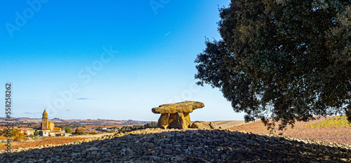 Dolmen en la Rioja Alavesa en otoño, País Vasco