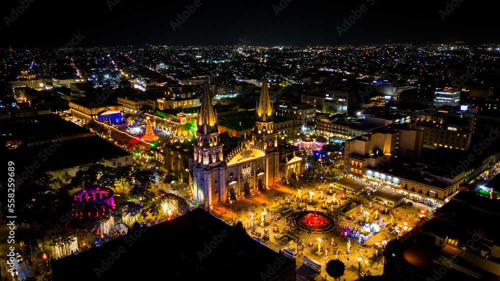 Catedral de Guadalajara en el centro durante la noche en vísperas de navidad con dron.  - obrazy, fototapety, plakaty 