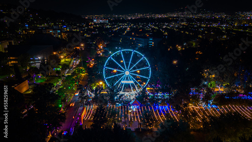 Rueda de la fortuna en Morelia, Michoacan con dron durante la noche