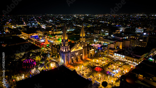 Catedral de Guadalajara en el centro durante la noche en vísperas de navidad con dron. 